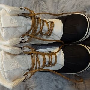 NWOT Women's Winter Boots Lined With Soft Faux Fur Size 7